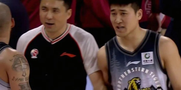 188金宝博体育-吉林男篮19分大胜，送四川男篮36连败！姜伟泽被驱逐，景菡一21+6